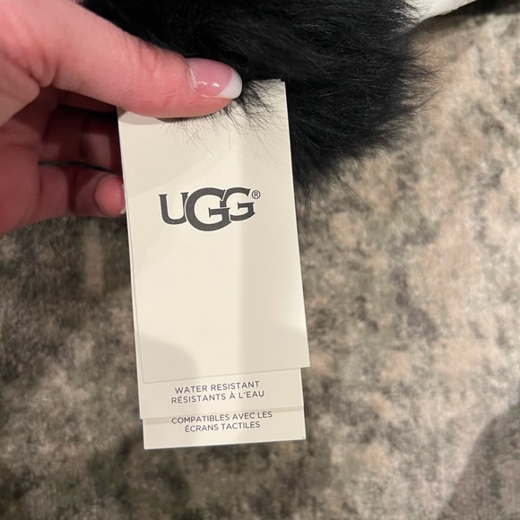 NWT - UGG white and black quilted nylon smart Mittins - Picture 3 of 4